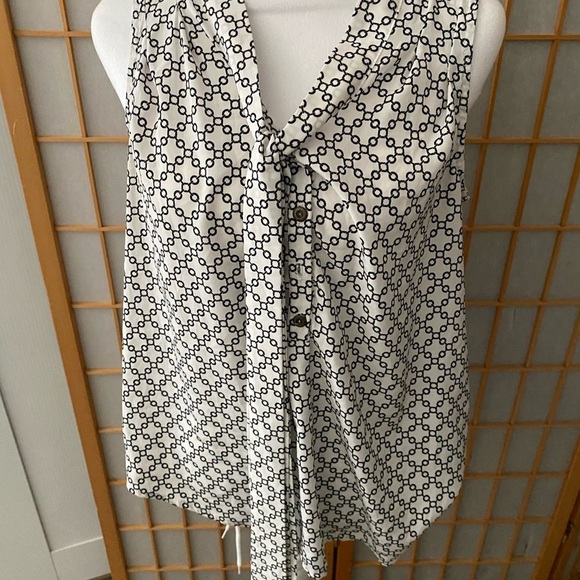 41 Hawthorn Womens S 4 6 White Black Geo Neck Tie Flowy Shirt Tank Top Blouse - Picture 2 of 7